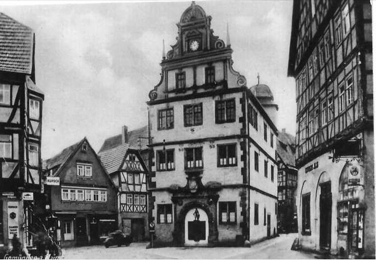 Das historische Gemündener Rathaus mit seinem charakteristischen Renaissance-Giebel. Das historische Gemündener Rathaus mit seinem charakteristischen Renaissance-Giebel.