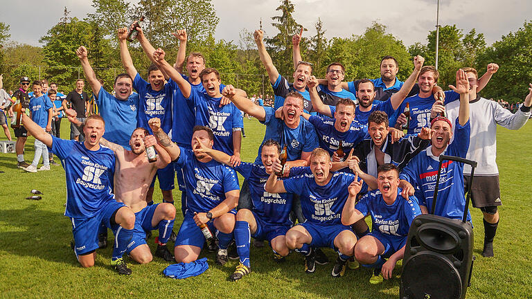 Die SG Sandberg I/Waldberg II ist Meister der A-Klasse Rhön 3 (vorne von links): Jonas Rottenberger, Patrick Zehe, Vincent Arnold, Spielertrainer Florian Knüttel, Johannes Endres, Valentin Pfaff sowie (Mitte von links) Pascal Hillenbrand, Pascal Walter, Carlos Rottenberger, Silas Arnold, Florian Schmidt, Michael Schwab, Joschua Gesierich, Kilian Bühner, Maurice Hillenbrand und (hinten von rechts) Marius Kirchner, Martin Holzheimer, Benjamin Endres und Dominik Söder