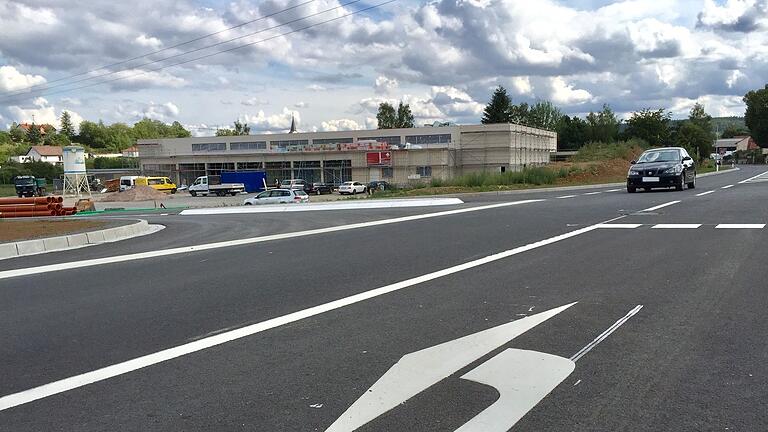 Die Linksabbiegespur ist fertig, im Markt sind die Handwerker zugange: Die Arbeiten am Rewe-Markt in Nordheim liegen gut im Zeitplan. Ende November öffnen sich hier für die Kunden die Türen. Die Linksabbiegespur ist fertig, im Markt sind die Handwerker zugange: Die Arbeiten am Rewe-Markt in Nordheim liegen gut im Zeitplan. Ende November öffnen sich hier für die Kunden die Türen. 