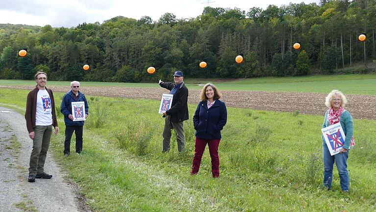 Mithilfe von gelben Gasballons zeichneten Gegner der B26n im September 2020 den Verlauf der geplanten Brücke über das Krebsbachtal zwischen Heugrumbach und Büchold im Landkreis Main-Spessart nach. Mithilfe von gelben Gasballons zeichneten Gegner der B26n im September 2020 den Verlauf der geplanten Brücke über das Krebsbachtal zwischen Heugrumbach und Büchold im Landkreis Main-Spessart nach.
