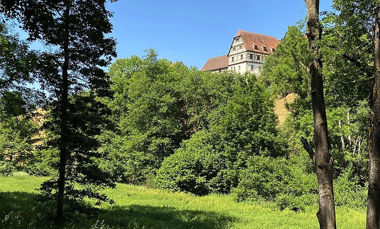 Wanderung im Tal der Schandtauber bei Rothenburg ob der Tauber: Oberhalb des Tals stehen vereinzelt Gehöfte, deren Fachwerk das Alter erahnen lassen. Wanderung im Tal der Schandtauber bei Rothenburg ob der Tauber: Oberhalb des Tals stehen vereinzelt Gehöfte, deren Fachwerk das Alter erahnen lassen.
