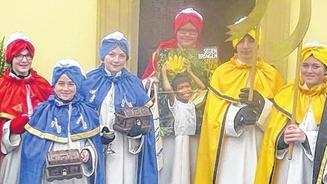 Segensreiche Hilfe für philippinische Kinder       -  (nrg)   Schon in aller Frühe mussten die Jugendlichen in Binsbach aus den Federn. Sie gestalteten den Gottesdienst und brachten den Gläubigen die Not der Kinder auf den Philippinen näher. Danach zogen sie mit Weihrauchfass und Schatzkiste los, um Glück und Segen in die Häuser zu bringen. Am Ende der Aktion befanden sich 625,60 Euro in der Schatzkiste. Dieses Geld kommt ohne große Bürokratie bei Hilfsprojekten auf den Philippinen an und bringt dort den Kindern wiederum Segen für ihre Zukunft. Bei der Sternsinger-Aktion halfen Silvia Schnepf und Karin Winkler mit.