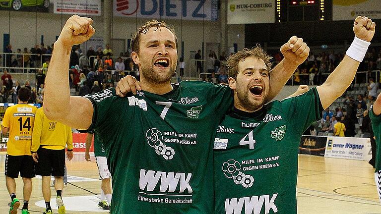 DKB 2. Handball-Bundesliga, HSC 2000 Coburg - DJK Rimpar Wölfe       -  Werden sie auch in ihrem zehnten und letzten Derby in Coburg jubeln? Stefan Schmitt (links) und Sebastian Kraus nach dem Sieg der DJK Rimpar Wölfe in der Saison 2014/15.