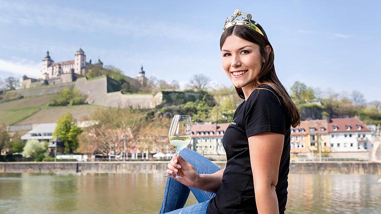 Die Fränkische Weinkönigin Carolin Meyer soll am 20. März eine turnusmäßige Nachfolgerin bekommen. Doch ob die Wahl stattfinden kann, ist wegen der Ausbreitung des Coronavirus unklar. Die Fränkische Weinkönigin Carolin Meyer soll am 20. März eine turnusmäßige Nachfolgerin bekommen. Doch ob die Wahl stattfinden kann, ist wegen der Ausbreitung des Coronavirus unklar.