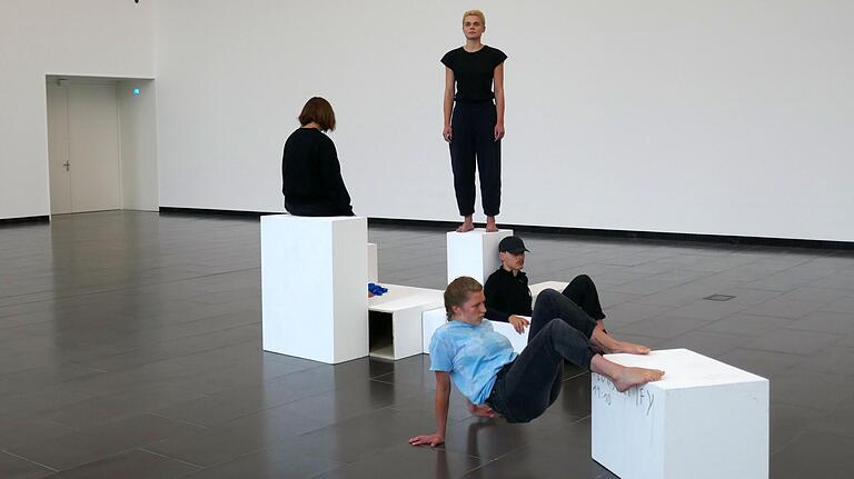 Mit einer Performance wurde die Debütantanausstellung des Kunstvereins in der großen Halle der Kunsthalle eröffnet. Mit einer Performance wurde die Debütantanausstellung des Kunstvereins in der großen Halle der Kunsthalle eröffnet.