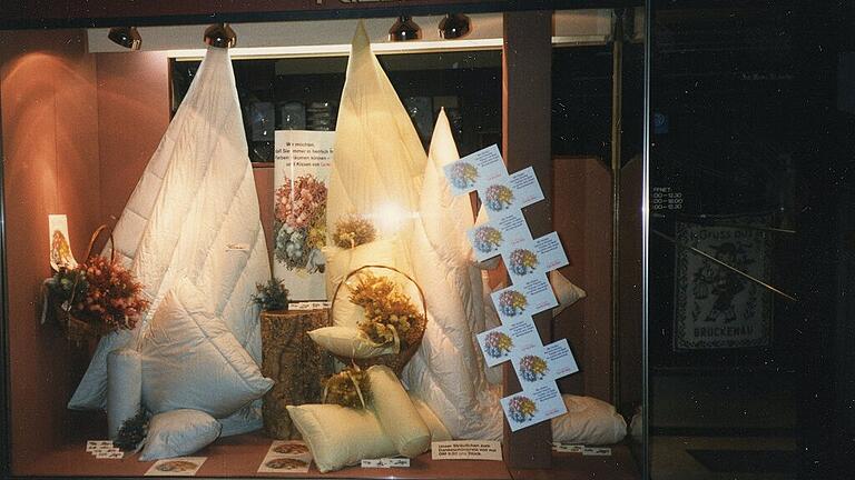 bru-archivheleneklubertanz-deko geschäft - Über die Jahrzehnte veränderte sich das Sortiment. Im Obergeschoss gab es früher sogar Bettdecken und Kissen zu kaufen. Diese Aufnahme entstand im Jahr 1986. bru-archivheleneklubertanz-deko geschäft - Über die Jahrzehnte veränderte sich das Sortiment. Im Obergeschoss gab es früher sogar Bettdecken und Kissen zu kaufen. Diese Aufnahme entstand im Jahr 1986.