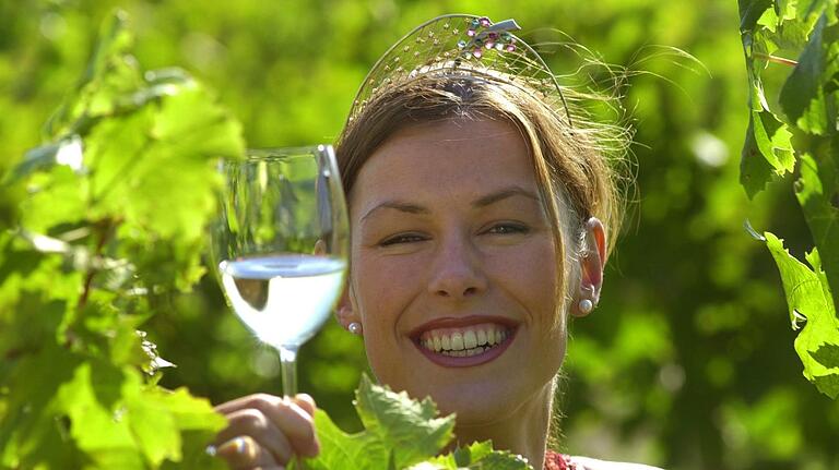 Anfang der Jahrtausendwende kam wieder eine Deutsche Weinkönigin von der Mainschleife. Nicole Then aus Sommerach hatte das Amt 2003/04 inne. Anfang der Jahrtausendwende kam wieder eine Deutsche Weinkönigin von der Mainschleife. Nicole Then aus Sommerach hatte das Amt 2003/04 inne.