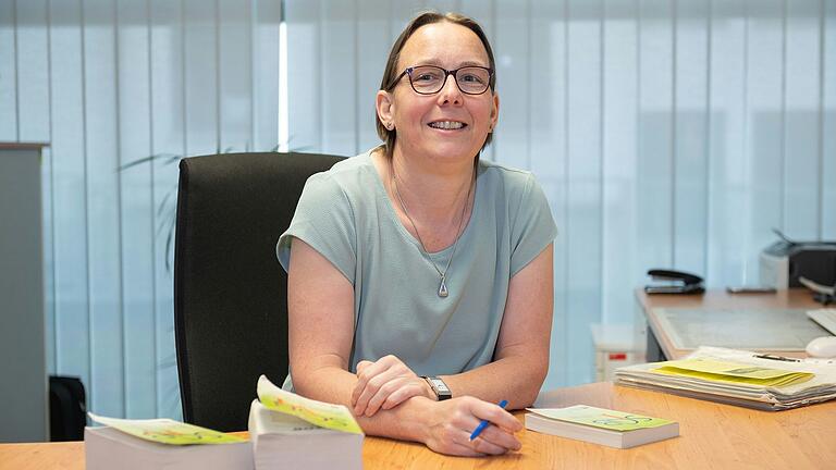 Maria Schömig, Beraterin bei der Deutschen Rentenversicherung Nordbayern in Würzburg, blickt mit Versicherten auf die voraussichtliche Höhe der späteren Rente. Maria Schömig, Beraterin bei der Deutschen Rentenversicherung Nordbayern in Würzburg, blickt mit Versicherten auf die voraussichtliche Höhe der späteren Rente.