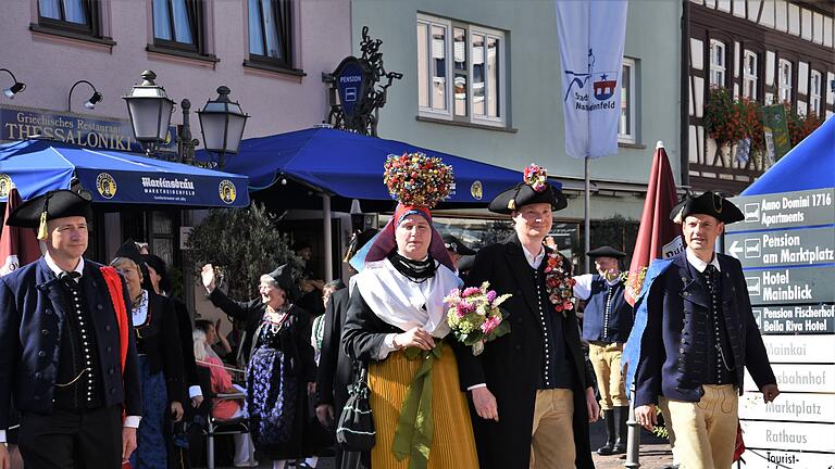 Am Samstagnachmittag fanden auf dem Marktheidenfelder Marktplatz anlässlich der Laurenzi-Messe Standkonzerte und Tänze statt. Der bunte Festzug zog von der Martinsbräu zum Marktplat und weiter zum Festplatz auf der Martinswiese.