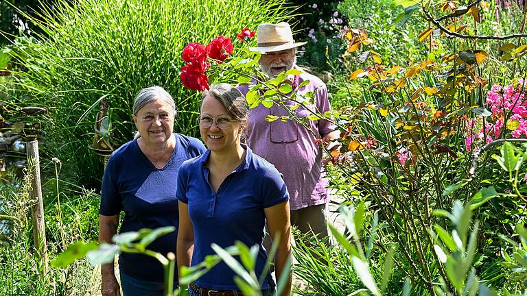 Brigitte und Rainer Stumpf haben auf über 3000 Quadratmeter in 46 Jahren einen mediterranen Garten auf einem Maisacker in Gnodstadt angelegt. Tochter Marieluise freut sich mit ihren Eltern.