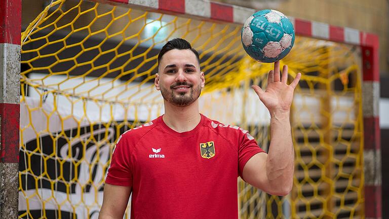Joshua Hild im Trikot der deutschen Gehörlosen-Nationalmannschaft. Joshua Hild im Trikot der deutschen Gehörlosen-Nationalmannschaft. 