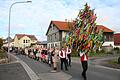 Der Festzug mit den Kirmespaaren zieht zusammen mit dem Kirmesstrauß zurück zum Sportheim.       -  Der Festzug mit den Kirmespaaren zieht zusammen mit dem Kirmesstrauß zurück zum Sportheim.