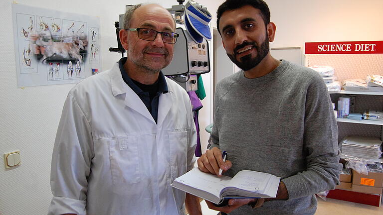Tierarzt Dr. Georg Bauer und sein Kollege Salah Addin Alahmad ergänzen sich bei der Behandlung von Großtieren.&nbsp;