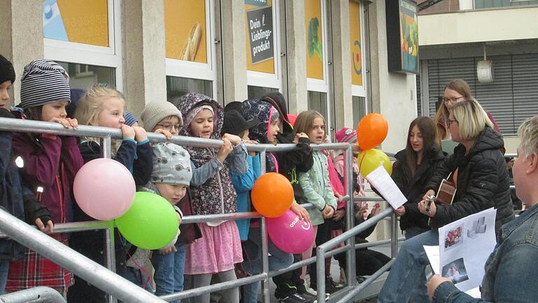 Kinder und das Personal der „Kindervilla“ Elfershausen sangen ein Lied.       -  Kinder und das Personal der „Kindervilla“ Elfershausen sangen ein Lied.