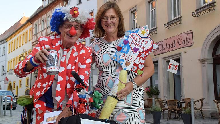 In Ochsenfurt empfing Bürgermeister-Stellvertreterin Rosa Behon den 80-jährigen Michel Descombes.