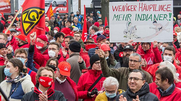 Etwa 2000 IG-Metaller aus unterfränkischen Industriebetrieben trafen sich zur zentralen Kundgebung in Schweinfurt. Unter dem Motto 'Fairwandel' wurde von der nächsten Bundesregierung gefordert, die laufenden Transformationen in der Industrie so zu gestalten, dass die Arbeitnehmerinnen und Arbeitnehmer nicht am Ende als Verlierer dastehen.&nbsp;