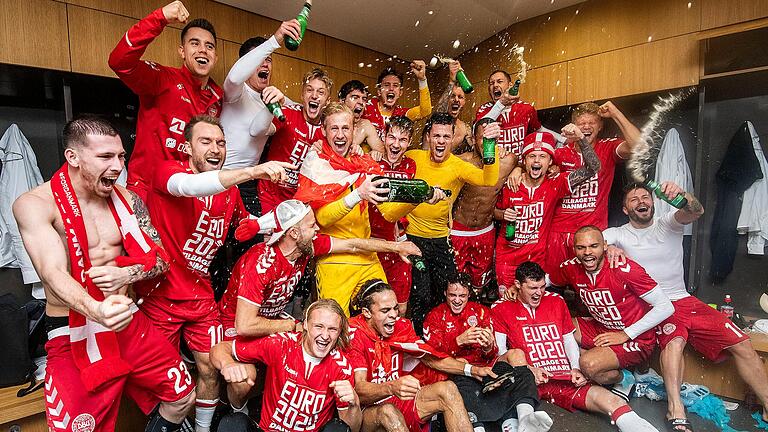 Und ab geht die Party: So wie hier bei der dänischen Nationalmannschaft nach einem 1:1 in Irland in der EM-Qualifikation, wird es auch in unterfränkischen Kabinen laut – und feuchtfröhlich. Und ab geht die Party: So wie hier bei der dänischen Nationalmannschaft nach einem 1:1 in Irland in der EM-Qualifikation, wird es auch in unterfränkischen Kabinen laut – und feuchtfröhlich.