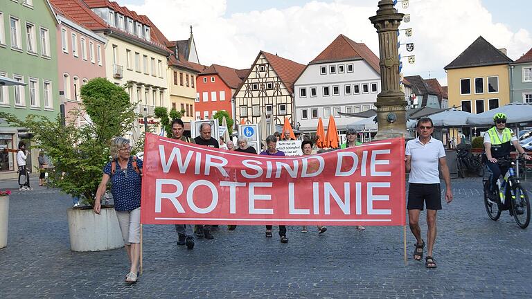 Die Montagsdemonstrationen gehen weiter, aber es geht nicht mehr nur um Corona. Die Montagsdemonstrationen gehen weiter, aber es geht nicht mehr nur um Corona.