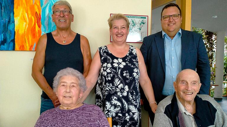 Die Jubilarin Anna Beyer (vorne von links) stieß mit Ehemann Otto sowie (hinten von links)&nbsp; Sohn Robert, Tochter Sybille und Bürgermeister Alexander Bergmann auf ihren 90. Geburtstag an.