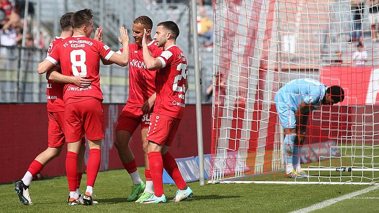 Die Kickers-Akteure (von links) Pascal Moll, Fabian Wessig, Benyas Junge-Abiol und Dominik Meisel freuen sich über den gelungenen Spielzug zum 4:0. Die Kickers-Akteure (von links) Pascal Moll, Fabian Wessig, Benyas Junge-Abiol und Dominik Meisel freuen sich über den gelungenen Spielzug zum 4:0.