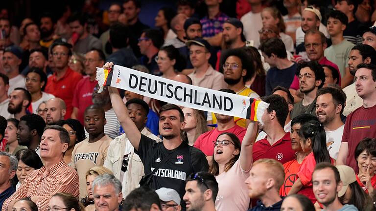 Paris 2024 - Basketball       -  Die Zuschauer strömen bei Olympia in die Basketball-Halle.