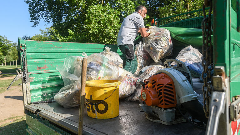 So ein Sprinter füllt sich schnell, wenn ihn Haydar Aktas mit den Hinterlassenschaften der Grillfans belädt. Foto: Thomas Obermeier