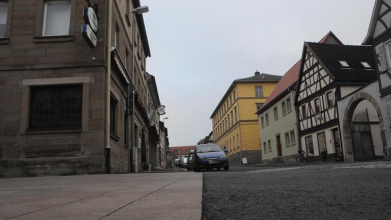 Der Übergang zwischen Neu und Alt: Die Ecke Hauptstraße/Landgerichtsstraße in Hofheim. Die Landgerichtsstraße wird in diesem Jahr ebenfalls saniert. Als Belag erhält sie allerdings kein Pflaster, sondern einen hellen Asphalt. Noch muss entschieden werden, ob sie zur Einbahnstraße werden soll.