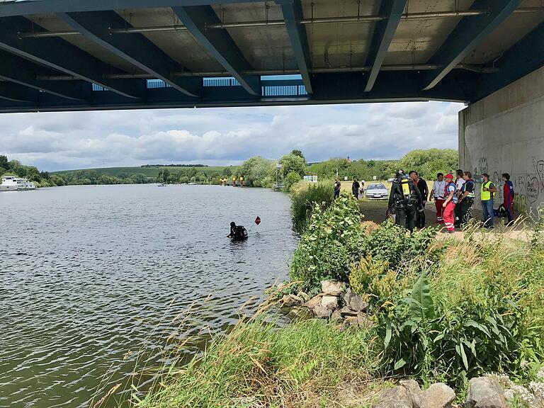 Taucher begaben sich ins Wasser, um auch unter Wasser nach einem möglicherweise im Wasser versunkenen Menschen zu suchen. Taucher begaben sich ins Wasser, um auch unter Wasser nach einem möglicherweise im Wasser versunkenen Menschen zu suchen.