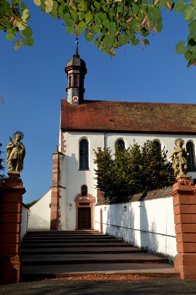 Der Aufgang zur Klosterkirche in Schönau, flankiert von den Figuren der Heiligen Viktorin und Antonin.