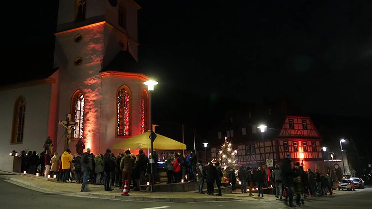 Ein wunderschönes Fleckchen Erde: Der illuminierte Dorfplatz bei der Escherndorfer Winternacht.