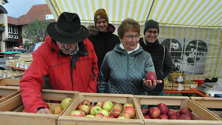 Impressionen vom Apfelmarkt in Hausen in der Rhön.