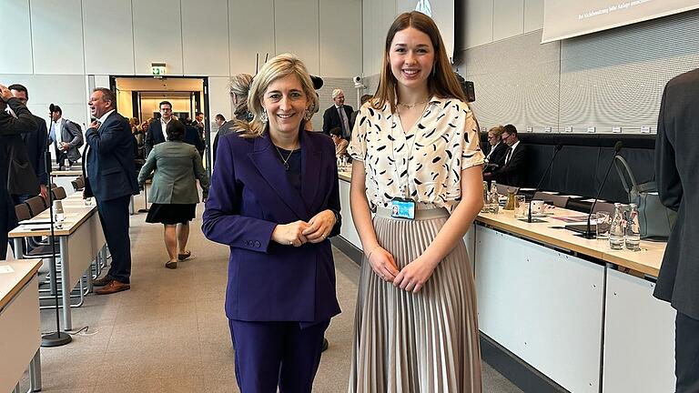 Nina Warken und Lina Schubert im Fraktionssitzungssaal der CDU/CSU-Bundestagsfraktion.