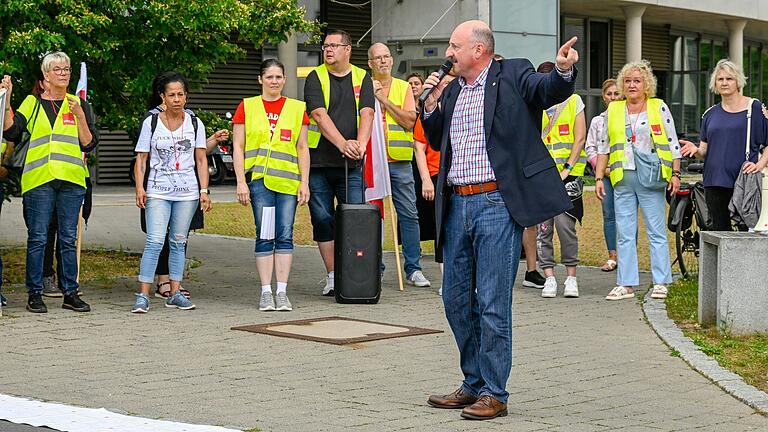 SPD-Abgeordneter Bernd Rützel stärkte den Streikenden bei ihrer Kundgebung den Rücken.