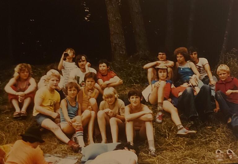 Das Bild zeigt einige der vielen Teilnehmenden aus dem Jahr 1978. Das Zeltlager der KjG gehört für viele Ehemalige und auch aktuelle Teilnehmende zu den Sommerferien dazu. Das Bild zeigt einige der vielen Teilnehmenden aus dem Jahr 1978. Das Zeltlager der KjG gehört für viele Ehemalige und auch aktuelle Teilnehmende zu den Sommerferien dazu.