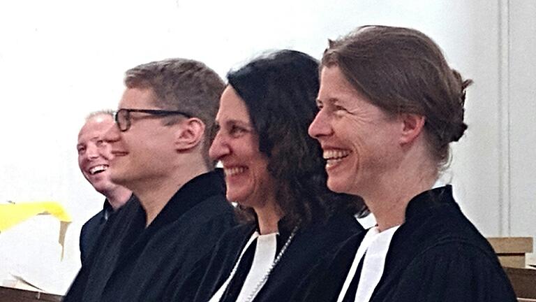 Auf dem Foto (von rechts):Pfarrerin Esther Zeiher, Dekanin Kerstin Baderschneider und Religionspädagoge Philipp Fiedler.