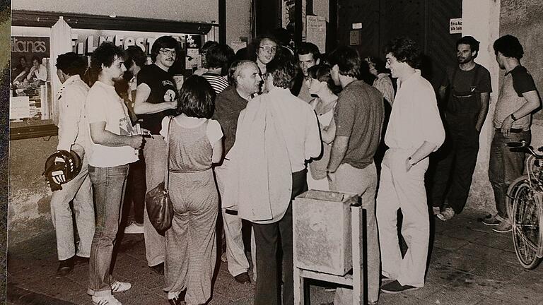 Andrang vor dem Bavaria Kino: Beim zweiten Lohrer Filmfest 1981 wird der Schauspieler Alfred Edel vor dem Bavaria Kino von Fans umstellt.