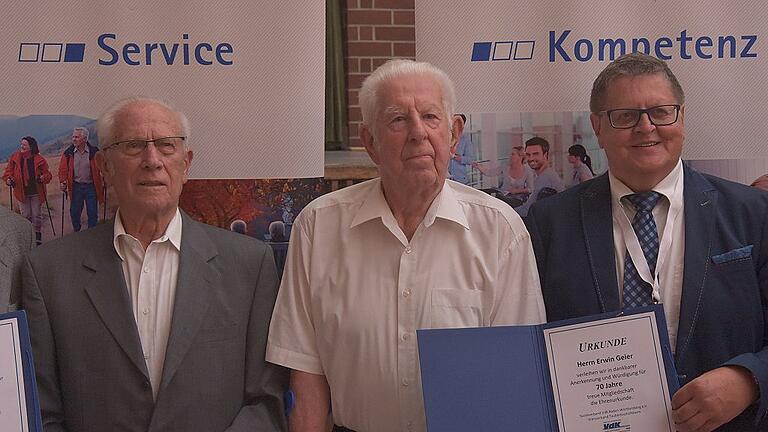 Nikolaus Mai und Erwin Geier wurden vom Kreisvorsitzenden Kurt Weiland (von links) für 70 Jahre Mitgliedschaft im Kreisverband Tauberbischofsheim geehrt. Nikolaus Mai und Erwin Geier wurden vom Kreisvorsitzenden Kurt Weiland (von links) für 70 Jahre Mitgliedschaft im Kreisverband Tauberbischofsheim geehrt.