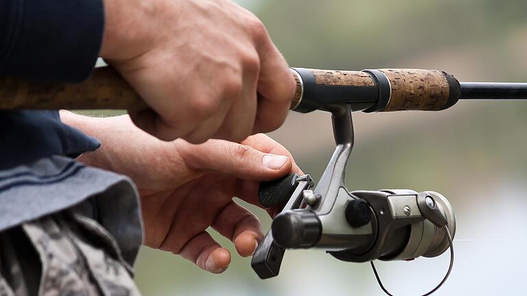 Für Angler ist ihr Hobby eine schöne Art, sich Nahrung zu beschaffen. Tierschützer sehen das etwas anders. (Symbolbild)