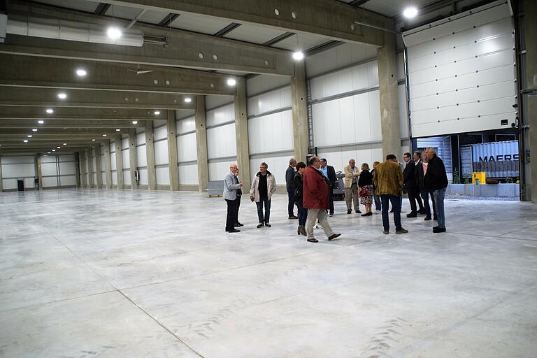 Die neue Halle ist fast 108 Meter lang und rund 27 Meter breit. Sie dient der Lagerung, Verpackung und dem Versand von Waren.