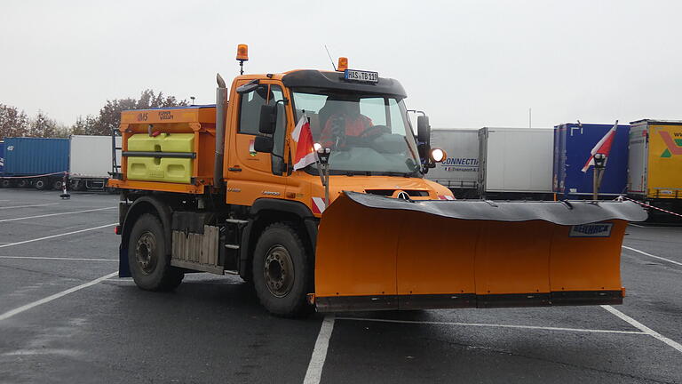 Ein Geschicklichkeitsparcours mit zahlreichen Herausforderungen, wie zum Beispiel slalom-, vorwärts- und rückwärtsfahren mit dem großen Schneeschild, war auf dem Lkw-Parkplatz am Euro-Rastpark in Knetzgau aufgebaut.