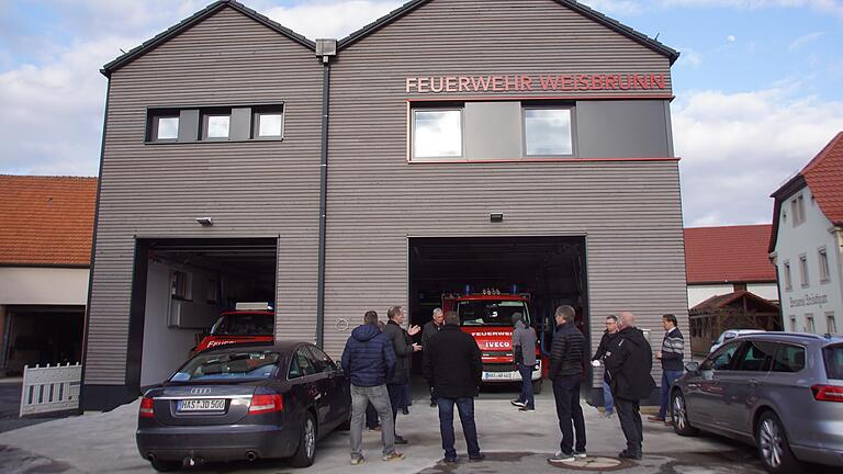 Das Dorfgemeinschafts- und Feuerwehrhaus in Weisbrunn ist im Ortskern ein echter Hingucker geworden. Der Bauausschuss besichtigte das fast fertige Gebäude.