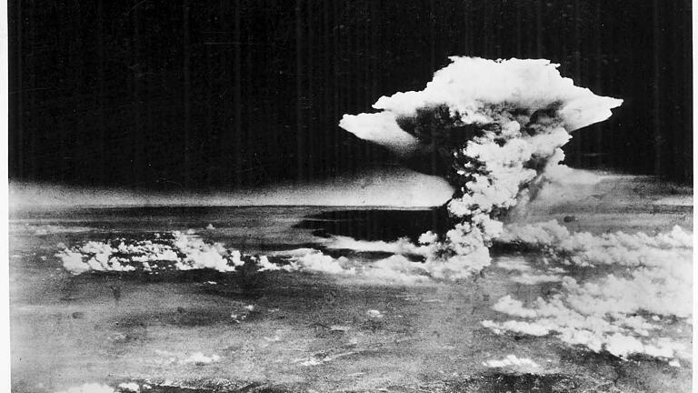 dpa_5FA1FC009FEADFB6(2).jpg - Deutschland diskutiert über europäische oder sogar eigene Atomwaffen zur Abschreckung. Zum Einsatz kamen die gewaltigen Waffensysteme unter anderem in Hiroshima 1945. dpa_5FA1FC009FEADFB6(2).jpg - Deutschland diskutiert über europäische oder sogar eigene Atomwaffen zur Abschreckung. Zum Einsatz kamen die gewaltigen Waffensysteme unter anderem in Hiroshima 1945.