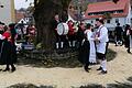 Eines der schönsten Kirchweihfeste der Rhön wird in Haselbach abgehalten. Traditionell am Sonntag um Martini, 11. November, trifft sich die Jugend und tanzt um die alte Dorflinde.
Die Musikanten haben ihren Platz schon immer direkt am Stamm des 700 Jahre altes Baumes und sind somit mitten im Geschehen.