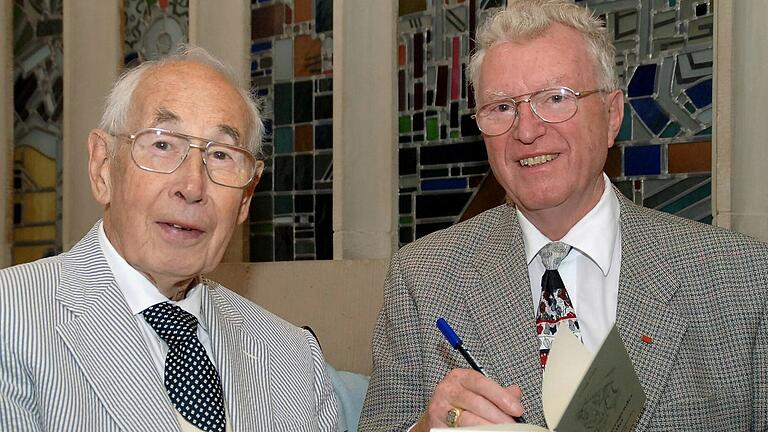 Wolfgang Lenz (links) im Jahr 2007 mit dem Würzburger Autor Georg Götz, dessen Buch über Riemenschneider Lenz illustriert hatte. Wolfgang Lenz (links) im Jahr 2007 mit dem Würzburger Autor Georg Götz, dessen Buch über Riemenschneider Lenz illustriert hatte.
