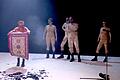 Atemlose Stille herrschte während der Aufführung von Aischylos' 'Die Perser' im Kurtheater: Jörn Bregenzer (von links), Alrun Herbing, Steffen Weixler, Dominique Bals und Anja Stange vom Theater Hof stellten das antike Stück mit viel Wucht dar.  Foto: Gerhild Ahnert       -  Atemlose Stille herrschte während der Aufführung von Aischylos' 'Die Perser' im Kurtheater: Jörn Bregenzer (von links), Alrun Herbing, Steffen Weixler, Dominique Bals und Anja Stange vom Theater Hof stellten das antike Stück mit viel Wucht dar.  Foto: Gerhild Ahnert