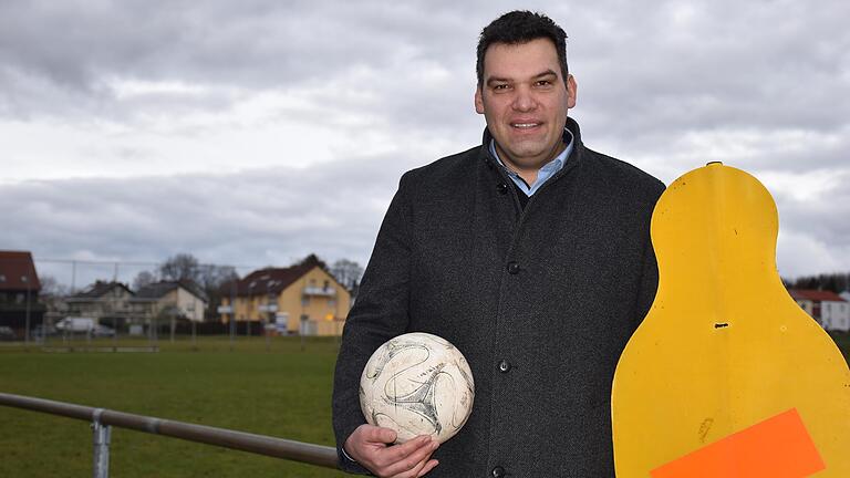 Beim Fußball war Thomas Hemmerich als Fels in der Brandung eher in der Defensive. Jetzt will er politisch in die Offensive gehen und Bürgermeister von Geldersheim werden. Beim Fußball war Thomas Hemmerich als Fels in der Brandung eher in der Defensive. Jetzt will er politisch in die Offensive gehen und Bürgermeister von Geldersheim werden.