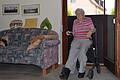 Die 78-jährige Brigitte Dietz darf ihren Balkon nicht mehr betreten. Laut Vermieter sei er einsturzgefährdet. Eine 1,20 Meter hohe Platte verhindert den Zugang.
