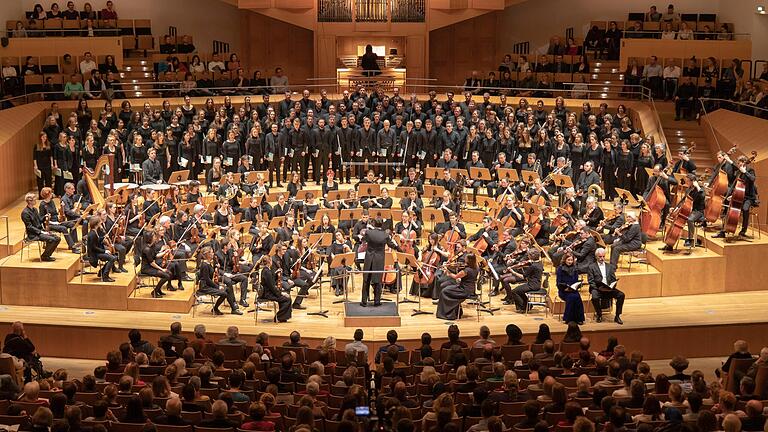 Das Bamberger Universitätsorchester führt mit dem Vocalensemble Würzburg in St. Johannis Mahlers zweite Sinfonie auf. Das Bamberger Universitätsorchester führt mit dem Vocalensemble Würzburg in St. Johannis Mahlers zweite Sinfonie auf.