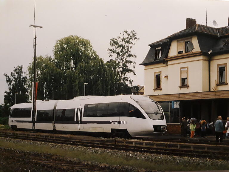 Mit dem 'Talent' schaute 1996 für einen Tag die 'Moderne' am Gerolzhöfer Bahnhof vorbei.