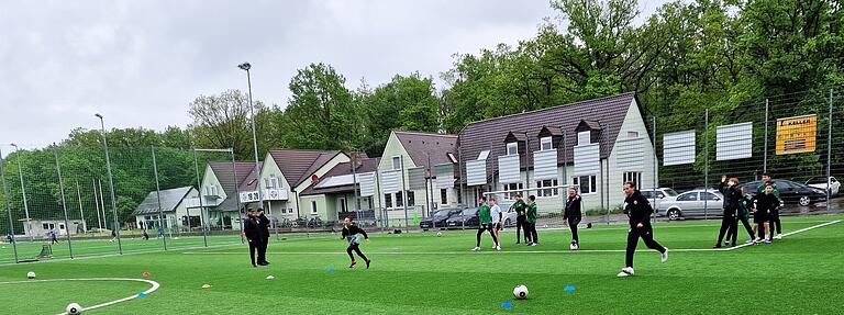 Einen Kunstrasen hat nun auch das Kleinfeldplatz, auf dem im Bild die C-Jugend trainiert. Außerhalb der Trainingszeiten des SVV steht er als Bolzplatz der Öffentlichkeit zur Verfügung.